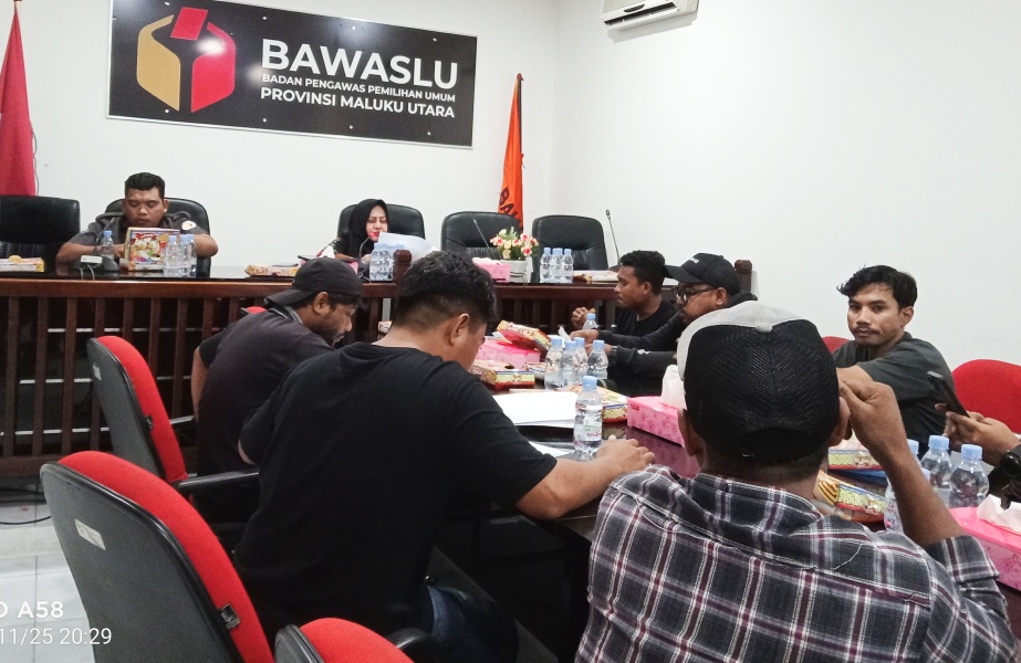 KETUA Bawaslu Malut Masita Nawawi Gani saat menggelar jumpa pers di kantor Bawaslu Malut Senin, (25/11/2024)