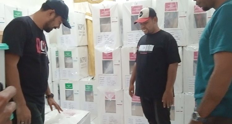 ANGGOTA Bawaslu Malut Rusly Saraha (kiri) memantau kotak suara di sekretariat PPK Oba Utara, Tikep Kamis (28/11/2024)