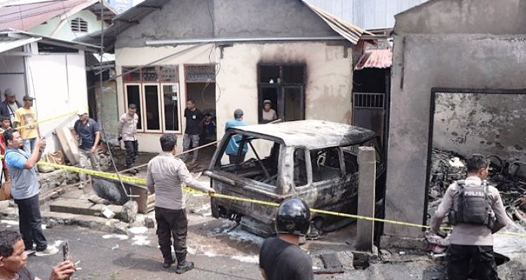 POLRES Ternate olah TKP Kebakaran di Maliaro pada Rabu (25/12/2024)