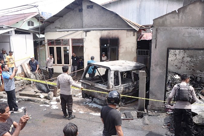 POLRES Ternate olah TKP Kebakaran di Maliaro pada Rabu (25/12/2024)