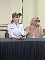 GUBERNUR Malut Sherly Tjoanda Laos (tengah) saat menggelar jumpa pers di Hotel Sahid Bella, Rabu (5/3/2025).