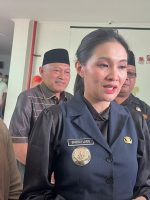 GUBERNUR Sherly Tjoanda Laos didampingi Wagub Sarbin Sehe, Sekprov Shamsuddin Abdul Kadir dan pimpinan DPRD Provinsi (Pimdeprov) Husni Bopeng menjenguk AGK di RSUD Chasan Boesoirie, Jumat (7/3/2025))