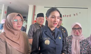 GUBERNUR Sherly Tjoanda Laos didampingi Wagub Sarbin Sehe, Sekprov Shamsuddin Abdul Kadir dan pimpinan DPRD Provinsi (Pimdeprov) Husni Bopeng menjenguk AGK di RSUD Chasan Boesoirie, Jumat (7/3/2025))