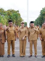 GUBERNUR Malut Sherly Tjoanda Laos didampingi Wagub Sarbin Sehe, pose bersama Sekprov Shamsuddin Abdul Kadir dan pimpinan OPD usai apel pagi di kantor gubernur, Sofifi (10/3/2025)