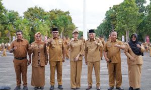 GUBERNUR Malut Sherly Tjoanda Laos didampingi Wagub Sarbin Sehe, pose bersama Sekprov Shamsuddin Abdul Kadir dan pimpinan OPD usai apel pagi di kantor gubernur, Sofifi (10/3/2025)