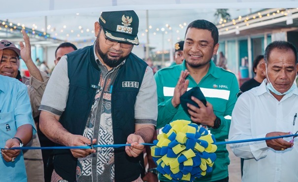 BUPATI Halmahera Selatan, Hasan Ali Bassam Kasuba, memotong pita tanda diresmikannya Kawasan Ekonomi Desa Kawasi.