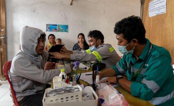PEMERIKSAAN kesehatan dan pengobatan gratis yang diberikan oleh Harita Nickel di Posko Kesehatan bagi masyarakat yang terdampak bencana banjir Desa Kawasi.