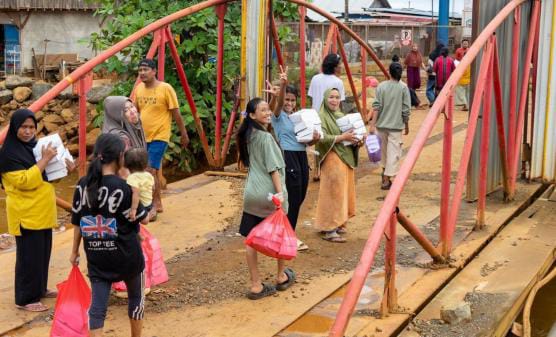 MASYARAKAT Desa Kawasi yang terdampak banjir mendapatkan bantuan makanan, total 4000 paket makanan didistribusikan selama dua hari.