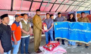 HARITA Nickel menyerahkan bantuan untuk para warga terdampak banjir. Bantuan secara simbolis diserahkan secara langsung kepada Bupati Hasan Ali Bassam Kasuba di Posko Peduli Banjir BPBD Halmahera Selatan di Labuha.