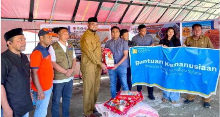 HARITA Nickel menyerahkan bantuan untuk para warga terdampak banjir. Bantuan secara simbolis diserahkan secara langsung kepada Bupati Hasan Ali Bassam Kasuba di Posko Peduli Banjir BPBD Halmahera Selatan di Labuha.