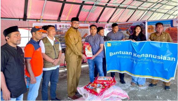 HARITA Nickel menyerahkan bantuan untuk para warga terdampak banjir. Bantuan secara simbolis diserahkan secara langsung kepada Bupati Hasan Ali Bassam Kasuba di Posko Peduli Banjir BPBD Halmahera Selatan di Labuha.