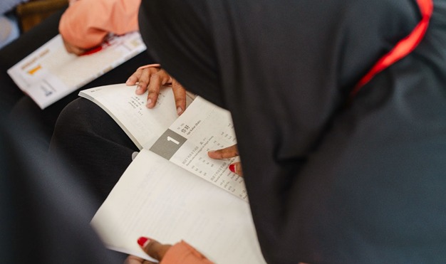 PESERTA program PELITA mempelajari materi dari buku HSK sebagai bagian dari pelatihan Bahasa Mandarin yang akan dijalani selama 6-7 bulan ke depan.