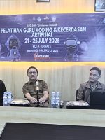 KEPALA dinas pendidikan dan kebudayaan provinsi Maluku Utara, Abubakar Abdullah (tengah) membuka kegiatan pelatihan guru koding dan kecerdasan artifisial, di SMK Negeri 2 Kota Ternate, Senin (21/7/2025)