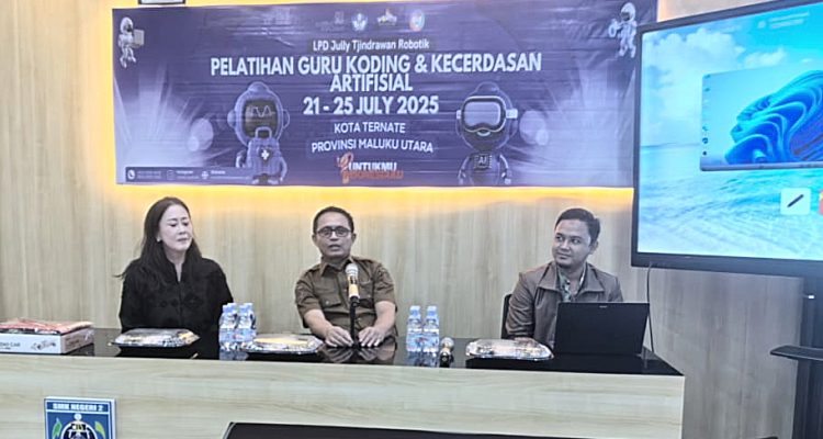 KEPALA dinas pendidikan dan kebudayaan provinsi Maluku Utara, Abubakar Abdullah (tengah) membuka kegiatan pelatihan guru koding dan kecerdasan artifisial, di SMK Negeri 2 Kota Ternate, Senin (21/7/2025)