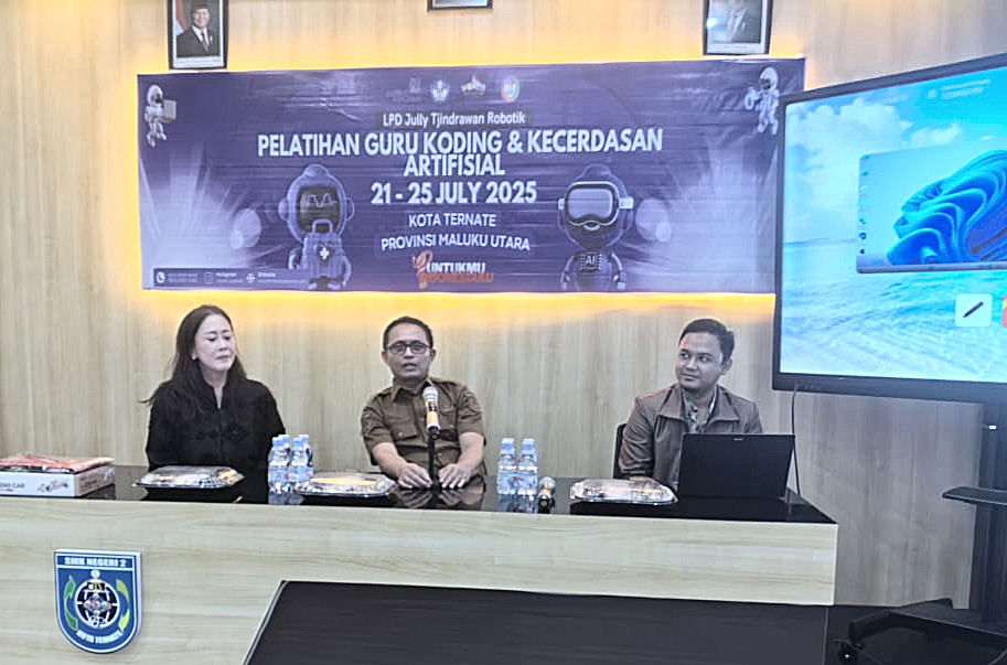 KEPALA dinas pendidikan dan kebudayaan provinsi Maluku Utara, Abubakar Abdullah (tengah) membuka kegiatan pelatihan guru koding dan kecerdasan artifisial, di SMK Negeri 2 Kota Ternate, Senin (21/7/2025)