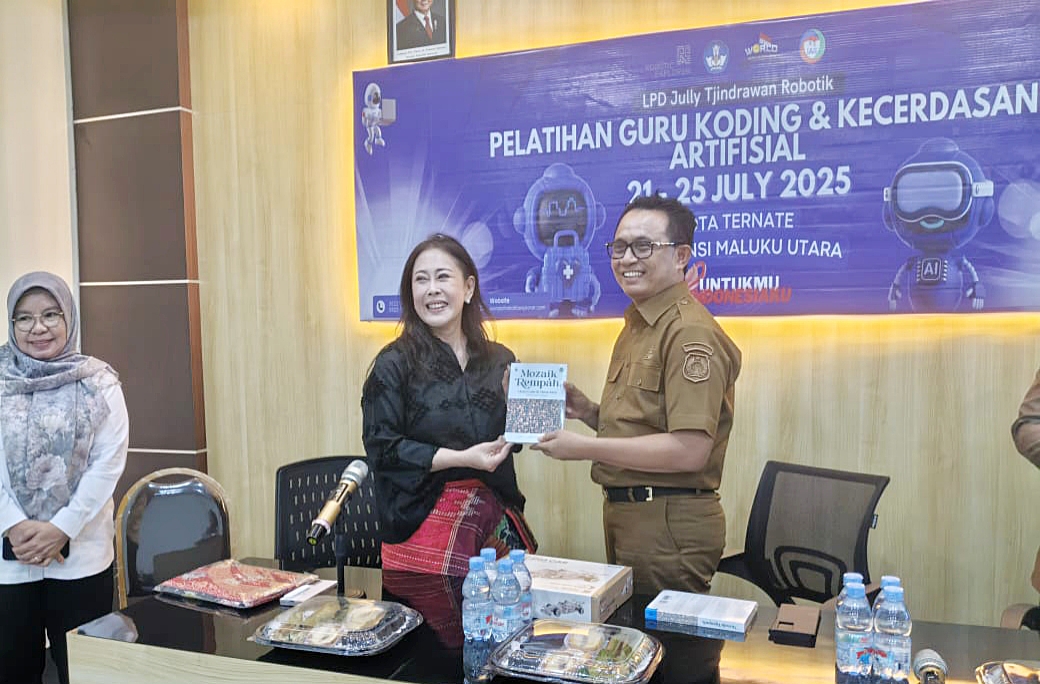 KEPALA dinas pendidikan dan kebudayaan provinsi Maluku Utara, Abubakar Abdullah menyerahkan buku mozaik rempah kepada salah satu narasumber