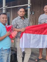 GERINDRA pulau Taliabu bagi bendera merah putih kepada warga