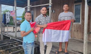 GERINDRA pulau Taliabu bagi bendera merah putih kepada warga