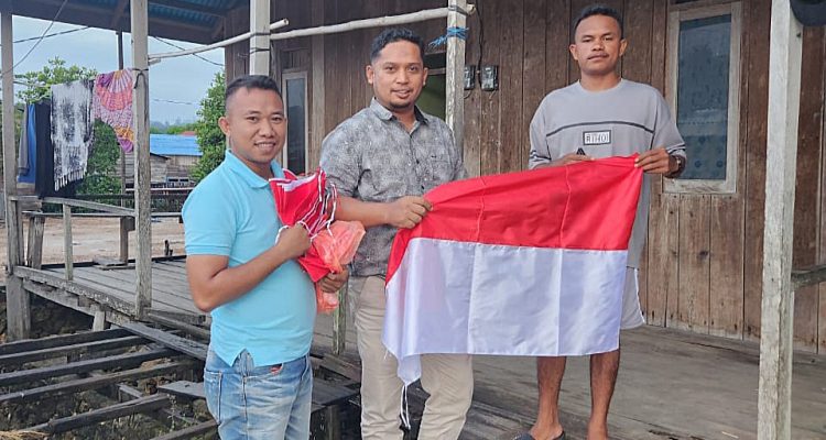 GERINDRA pulau Taliabu bagi bendera merah putih kepada warga GERINDRA pulau Taliabu bagi bendera merah putih kepada warga
