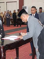 PROSESI penandatanganan berita acara pengambilan sumpah jabatan 48 pejabat administrator di lingkungan pemerintah provinsi Maluku Utara, di kantor gubernur, Senin (25/8/2025).