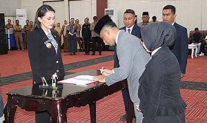 PROSESI penandatanganan berita acara pengambilan sumpah jabatan 48 pejabat administrator di lingkungan pemerintah provinsi Maluku Utara, di kantor gubernur, Senin (25/8/2025).