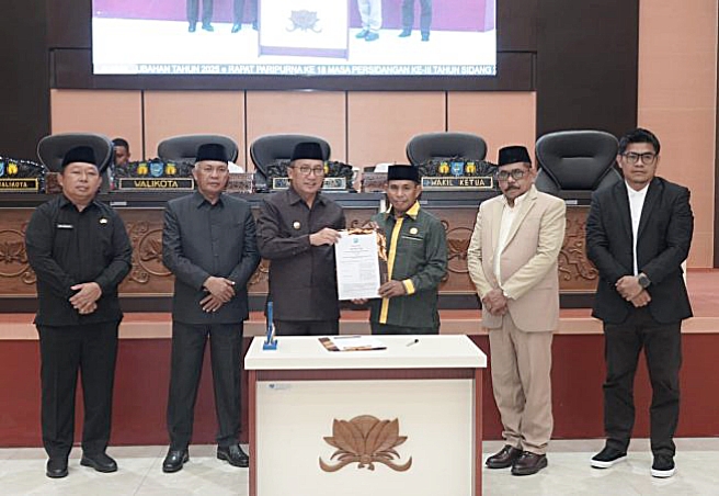 PENYERAHAN dokumen APBD Perubahan tahun 2025 dari pimpinan DPRD Amin Subuh ke walikota Ternate Tauhid Soleman usai paripurna, Kamis, (28/8/2025) malam