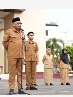 SEKPROV Maluku Utara, Samsuddin A. Kadir saat mengambil apel pagi ASN Pemprov Malut di Kantor Gubernur, Sofifi (1/9/2025)