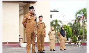SEKPROV Maluku Utara, Samsuddin A. Kadir saat mengambil apel pagi ASN Pemprov Malut di Kantor Gubernur, Sofifi (1/9/2025)