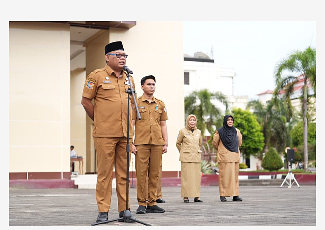 SEKPROV Maluku Utara, Samsuddin A. Kadir saat mengambil apel pagi ASN Pemprov Malut di Kantor Gubernur, Sofifi (1/9/2025)