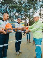 YOUNSEL Evand Roos, Direktur Operasional Harita Nickel melakukan penyerahan seperangkat alat pelindung diri (APD) kepada peserta MTPP. YOUNSEL Evand Roos, Direktur Operasional Harita Nickel melakukan penyerahan seperangkat alat pelindung diri (APD) kepada peserta MTPP.