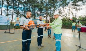 YOUNSEL Evand Roos, Direktur Operasional Harita Nickel melakukan penyerahan seperangkat alat pelindung diri (APD) kepada peserta MTPP.