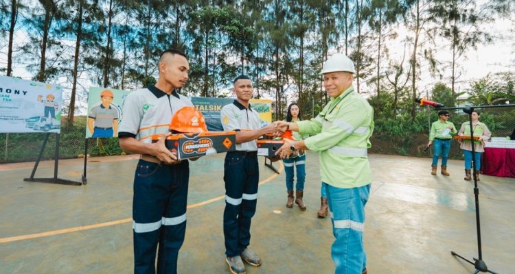 YOUNSEL Evand Roos, Direktur Operasional Harita Nickel melakukan penyerahan seperangkat alat pelindung diri (APD) kepada peserta MTPP. YOUNSEL Evand Roos, Direktur Operasional Harita Nickel melakukan penyerahan seperangkat alat pelindung diri (APD) kepada peserta MTPP.