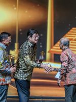DIREKTUR Utama Harita Nickel Roy Arman Arfandy bersama Komisaris Utama Harita Nickel Donald J Hermanus menerima Penghargaan Subroto 2025 dari Kementerian Energi dan Sumber Daya Mineral, diwakili oleh Kepala Badan Geologi, Dr.Ir.Muhammad Wafid A.N.,M.Sc pada Jumat 24 Oktober 2025 DIREKTUR Utama Harita Nickel Roy Arman Arfandy bersama Komisaris Utama Harita Nickel Donald J Hermanus menerima Penghargaan Subroto 2025 dari Kementerian Energi dan Sumber Daya Mineral, diwakili oleh Kepala Badan Geologi, Dr.Ir.Muhammad Wafid A.N.,M.Sc pada Jumat 24 Oktober 2025