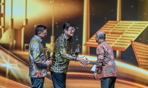 DIREKTUR Utama Harita Nickel Roy Arman Arfandy bersama Komisaris Utama Harita Nickel Donald J Hermanus menerima Penghargaan Subroto 2025 dari Kementerian Energi dan Sumber Daya Mineral, diwakili oleh Kepala Badan Geologi, Dr.Ir.Muhammad Wafid A.N.,M.Sc pada Jumat 24 Oktober 2025