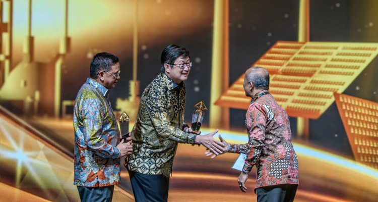 DIREKTUR Utama Harita Nickel Roy Arman Arfandy bersama Komisaris Utama Harita Nickel Donald J Hermanus menerima Penghargaan Subroto 2025 dari Kementerian Energi dan Sumber Daya Mineral, diwakili oleh Kepala Badan Geologi, Dr.Ir.Muhammad Wafid A.N.,M.Sc pada Jumat 24 Oktober 2025 DIREKTUR Utama Harita Nickel Roy Arman Arfandy bersama Komisaris Utama Harita Nickel Donald J Hermanus menerima Penghargaan Subroto 2025 dari Kementerian Energi dan Sumber Daya Mineral, diwakili oleh Kepala Badan Geologi, Dr.Ir.Muhammad Wafid A.N.,M.Sc pada Jumat 24 Oktober 2025