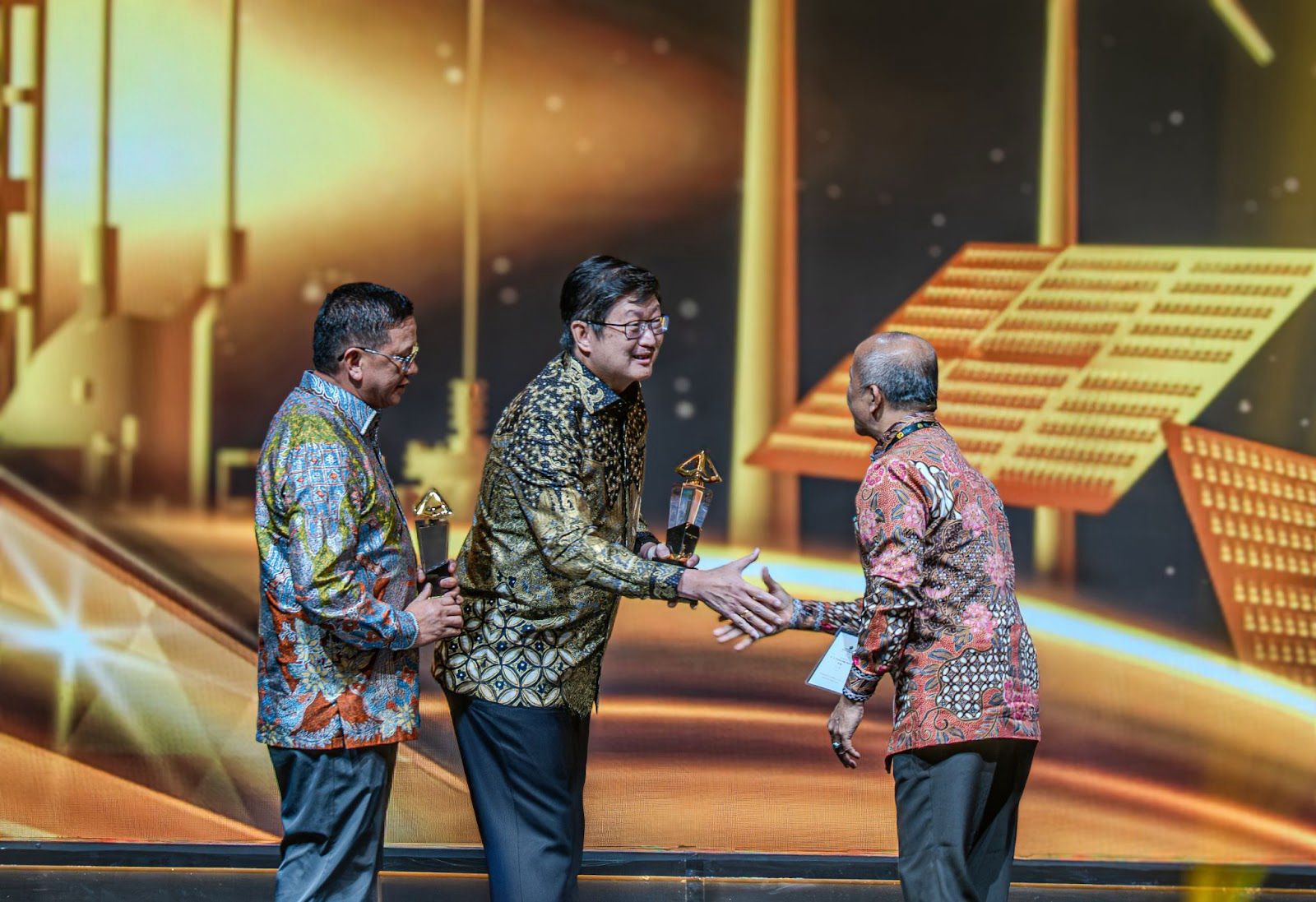 DIREKTUR Utama Harita Nickel Roy Arman Arfandy bersama Komisaris Utama Harita Nickel Donald J Hermanus menerima Penghargaan Subroto 2025 dari Kementerian Energi dan Sumber Daya Mineral, diwakili oleh Kepala Badan Geologi, Dr.Ir.Muhammad Wafid A.N.,M.Sc pada Jumat 24 Oktober 2025 DIREKTUR Utama Harita Nickel Roy Arman Arfandy bersama Komisaris Utama Harita Nickel Donald J Hermanus menerima Penghargaan Subroto 2025 dari Kementerian Energi dan Sumber Daya Mineral, diwakili oleh Kepala Badan Geologi, Dr.Ir.Muhammad Wafid A.N.,M.Sc pada Jumat 24 Oktober 2025