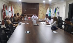 SEKRETARIS Kesbangpol Kota Ternate Ikram Halil (kiri) dan ketua Komisi Informasi Provinsi Maluku Utara Abdul Aziz Marasaoly SEKRETARIS Kesbangpol Kota Ternate Ikram Halil (kiri) dan ketua Komisi Informasi Provinsi Maluku Utara Abdul Aziz Marasaoly