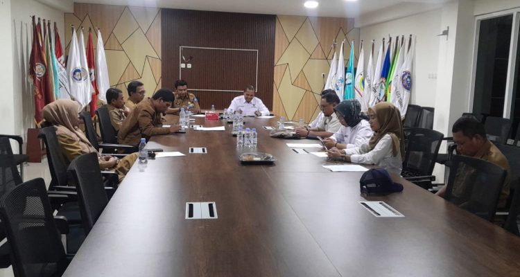 SEKRETARIS Kesbangpol Kota Ternate Ikram Halil (kiri) dan ketua Komisi Informasi Provinsi Maluku Utara Abdul Aziz Marasaoly SEKRETARIS Kesbangpol Kota Ternate Ikram Halil (kiri) dan ketua Komisi Informasi Provinsi Maluku Utara Abdul Aziz Marasaoly