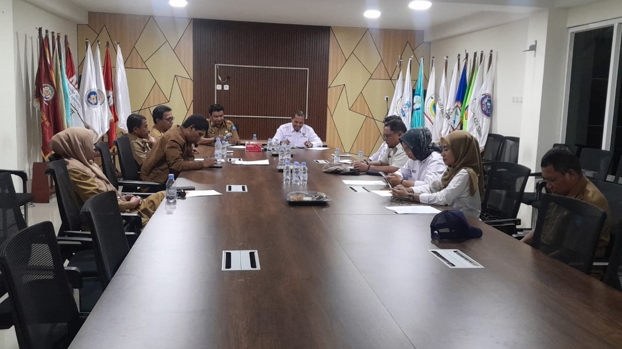SEKRETARIS Kesbangpol Kota Ternate Ikram Halil (kiri) dan ketua Komisi Informasi Provinsi Maluku Utara Abdul Aziz Marasaoly SEKRETARIS Kesbangpol Kota Ternate Ikram Halil (kiri) dan ketua Komisi Informasi Provinsi Maluku Utara Abdul Aziz Marasaoly