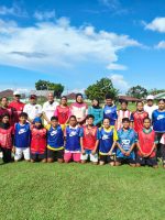 IMG-20251102-WA0024 PENGURUS ASBWI Malut Anggitha Ramadini bersama Maurice Tuguis pose bersama tim sepak bola wanita usai melakukan latihan di lapangan sepak bola Sango, Minggu (2/11/2025)