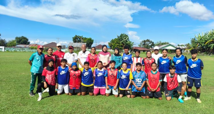 IMG-20251102-WA0024 PENGURUS ASBWI Malut Anggitha Ramadini bersama Maurice Tuguis pose bersama tim sepak bola wanita usai melakukan latihan di lapangan sepak bola Sango, Minggu (2/11/2025)
