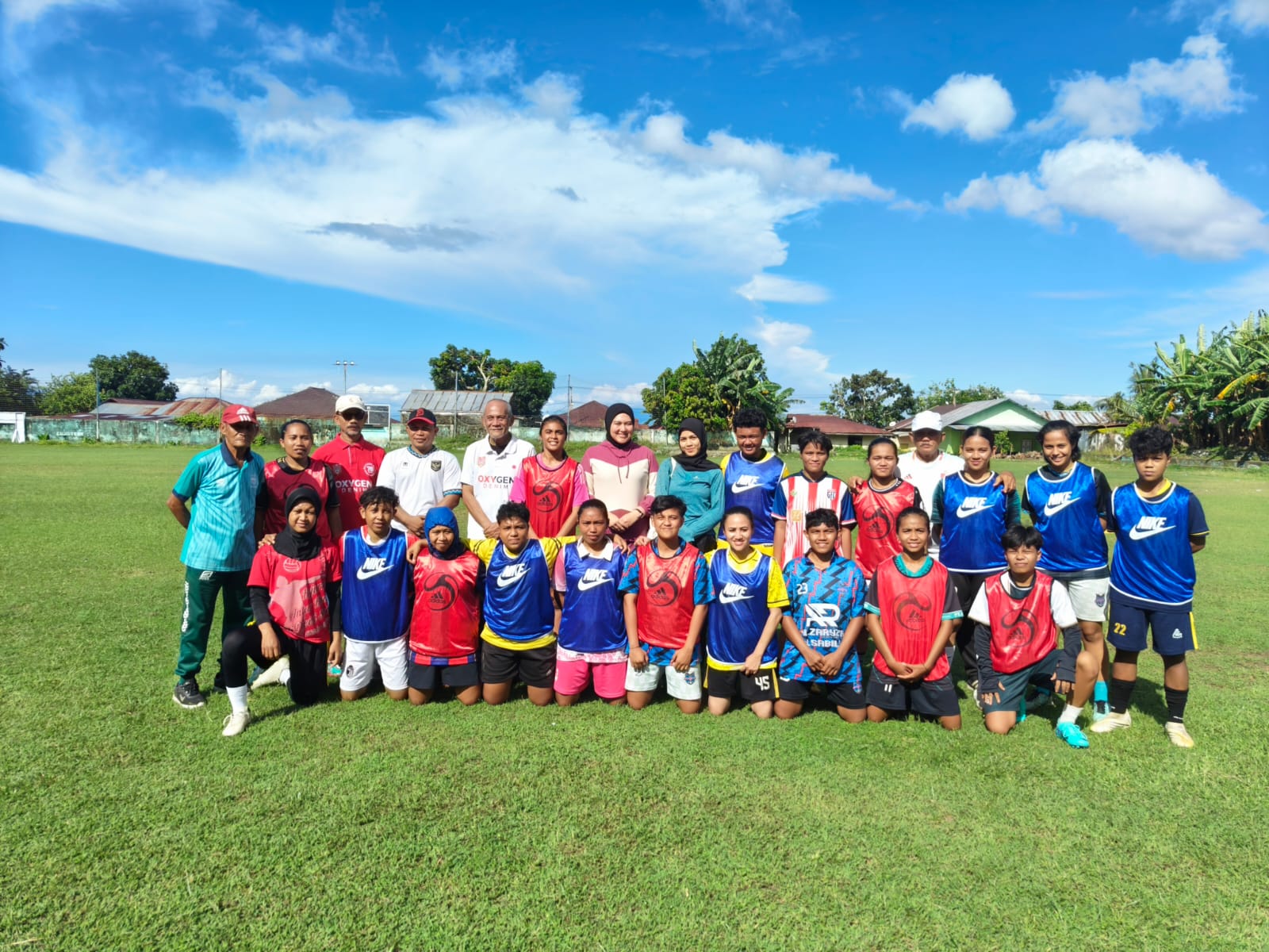 PENGURUS ASBWI Malut  Anggitha Ramadini bersama Maurice Tuguis pose bersama tim sepak bola wanita usai melakukan latihan di lapangan sepak bola Sango, Minggu (2/11/2025)