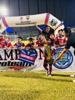 SSB Indonesia Muda Ternate mengangkat trofi turnamen FOSMI CUP di Jakarta 