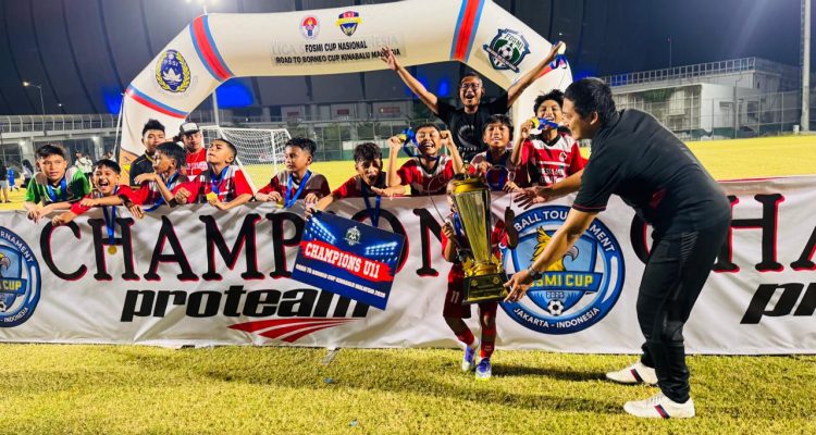 SSB Indonesia Muda Ternate mengangkat trofi turnamen FOSMI CUP di Jakarta 