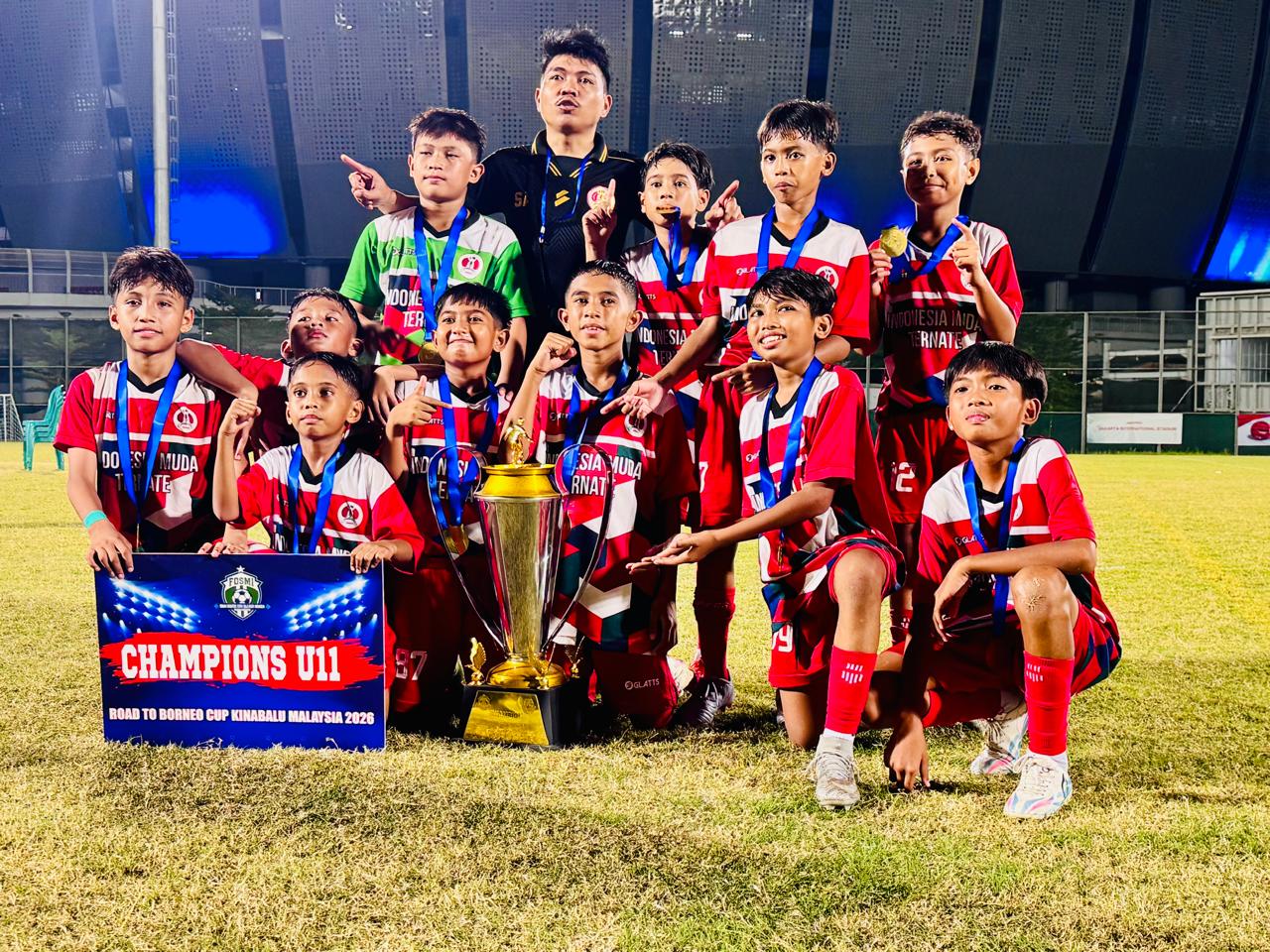 COACH IM Ternate U-11, Skay pose bersama siswa sepak bolanua usai champion FOSMI CUP di Jakarta