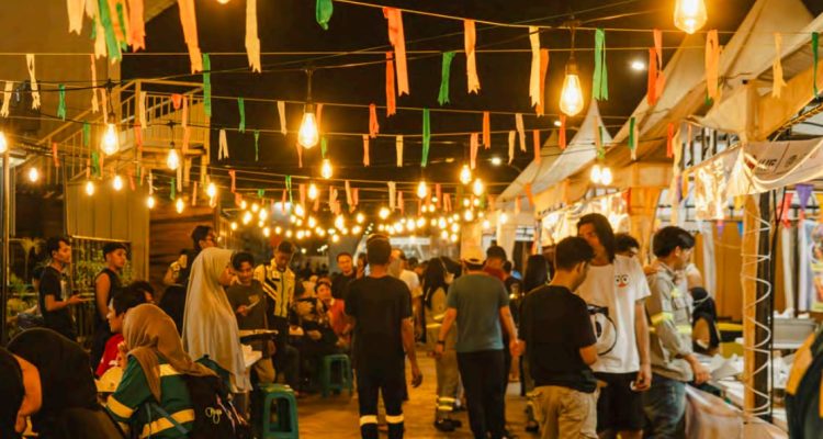 SALAH satu bentuk Kolaborasi Harita Nickel dan Masyarakat: Food Street Night Market, kegiatan yang membuka peluang ekonomi bagi kelompok UMKM di Kawasi untuk menjual dagangannya kepada karyawan. SALAH satu bentuk Kolaborasi Harita Nickel dan Masyarakat: Food Street Night Market, kegiatan yang membuka peluang ekonomi bagi kelompok UMKM di Kawasi untuk menjual dagangannya kepada karyawan.
