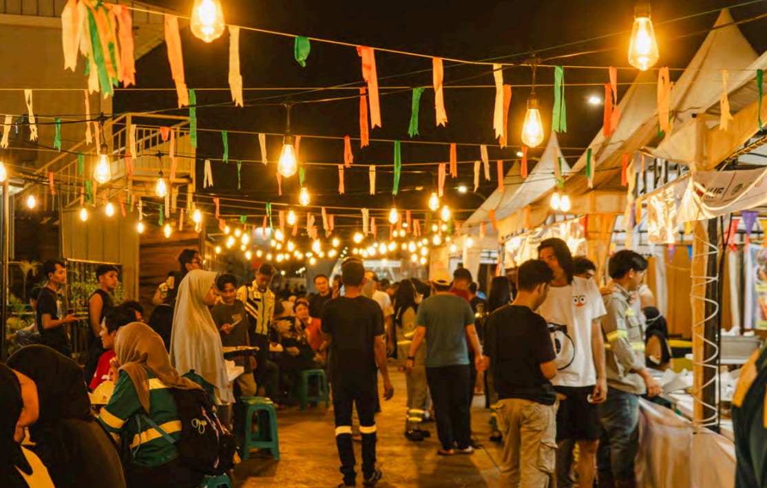 SALAH satu bentuk Kolaborasi Harita Nickel dan Masyarakat: Food Street Night Market, kegiatan yang membuka peluang ekonomi bagi kelompok UMKM di Kawasi untuk menjual dagangannya kepada karyawan.