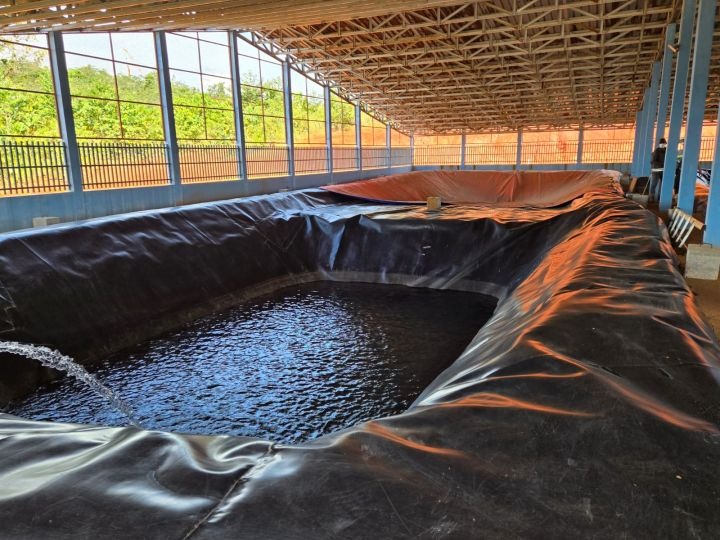 PENAMPUNGAN air bersih dari perusahaan secara gratis kepada warga masyarakat Desa Kawasi