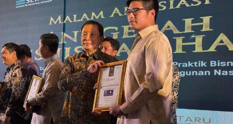 SUSTAINABILITY Manager Harita Nickel, Alexander Lieman, menerima piagam Business and Human Rights (BHAM) Award dari SETARA Institute pada Rabu (26/11/2025) di Jakarta. 