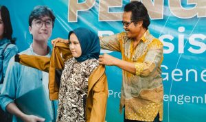 MOMEN penganugerahan Beasiswa Harita Gemilang 2025, saat Community Development Manager Harita Nickel, Broto Suwarso, mengenakan jaket kepada para penerima beasiswa.